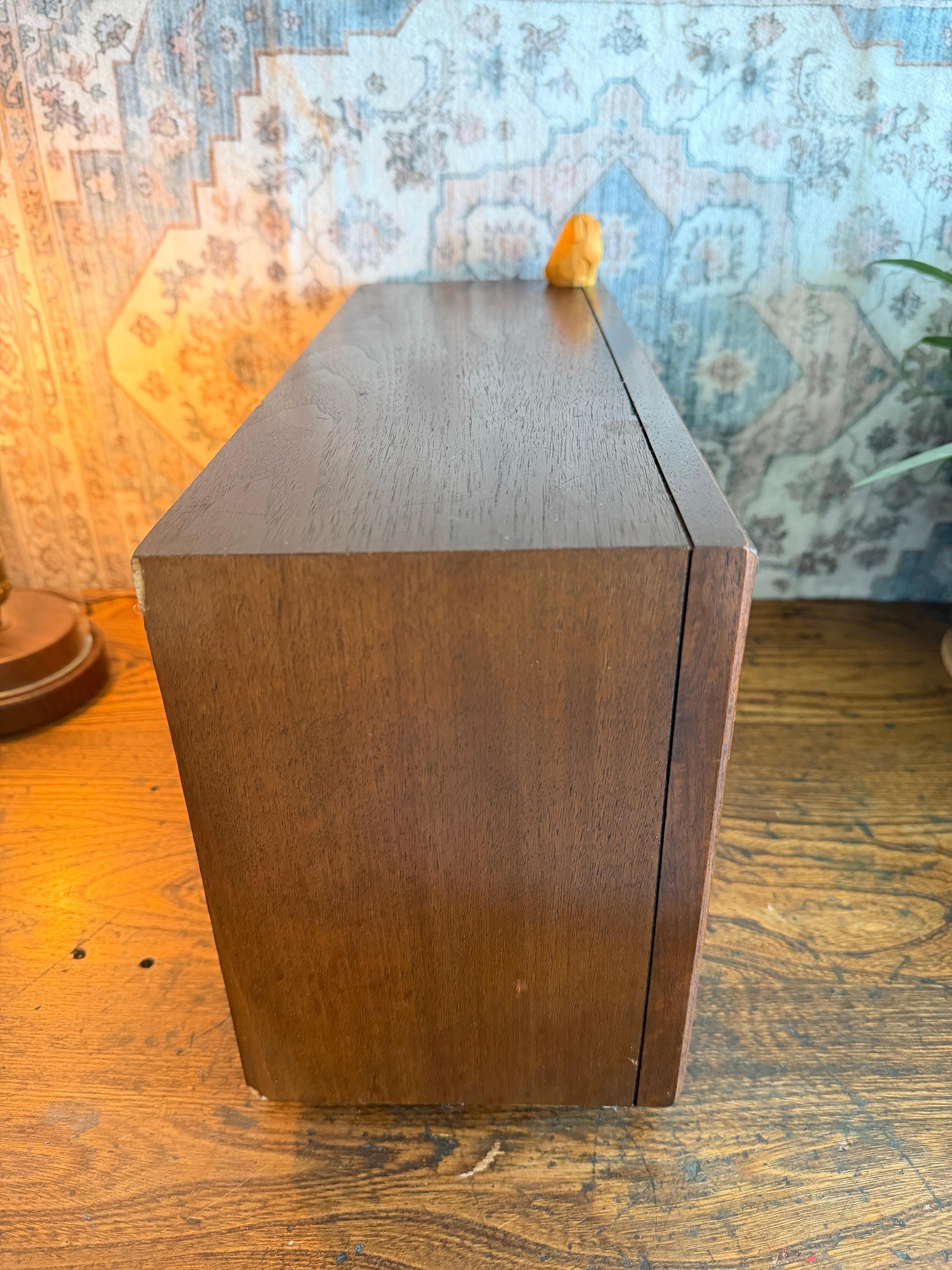 Magnavox Model 1FM056 AM/FM Tabletop Radio | 1967