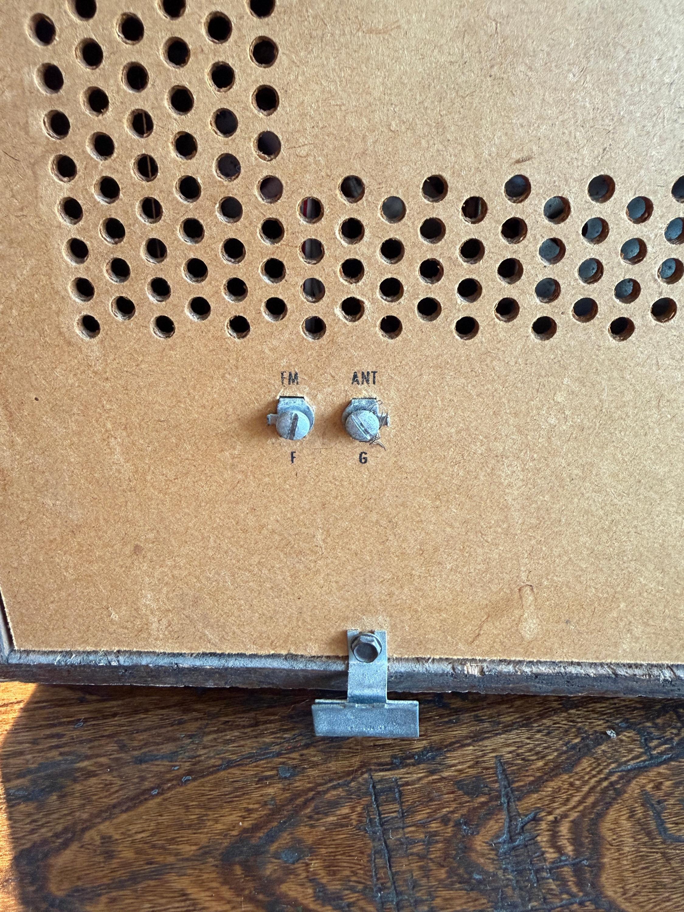 Magnavox Model 1FM056 AM/FM Tabletop Radio | 1967