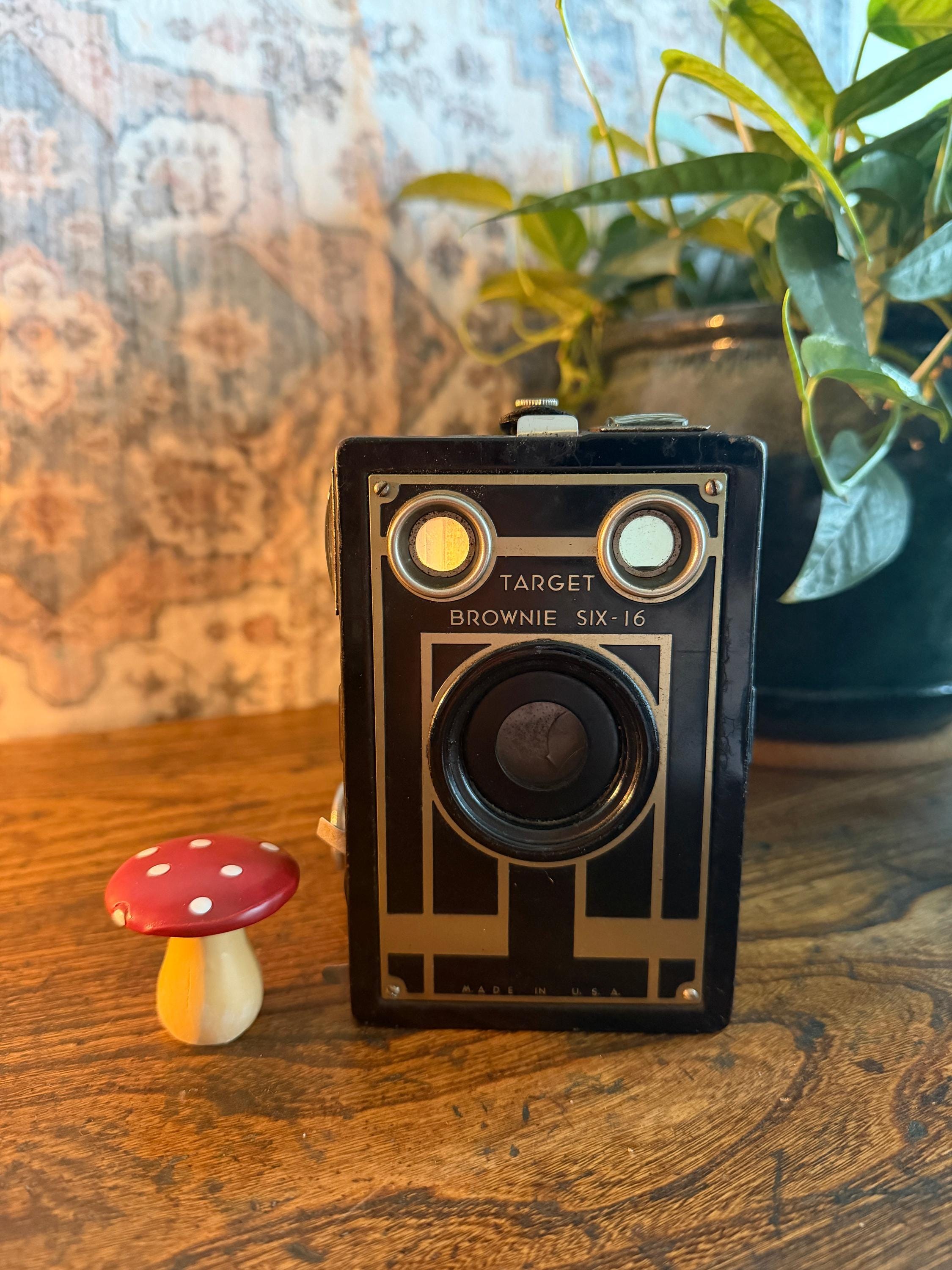 Kodak Target Brownie Six-16 Camera | 1930s