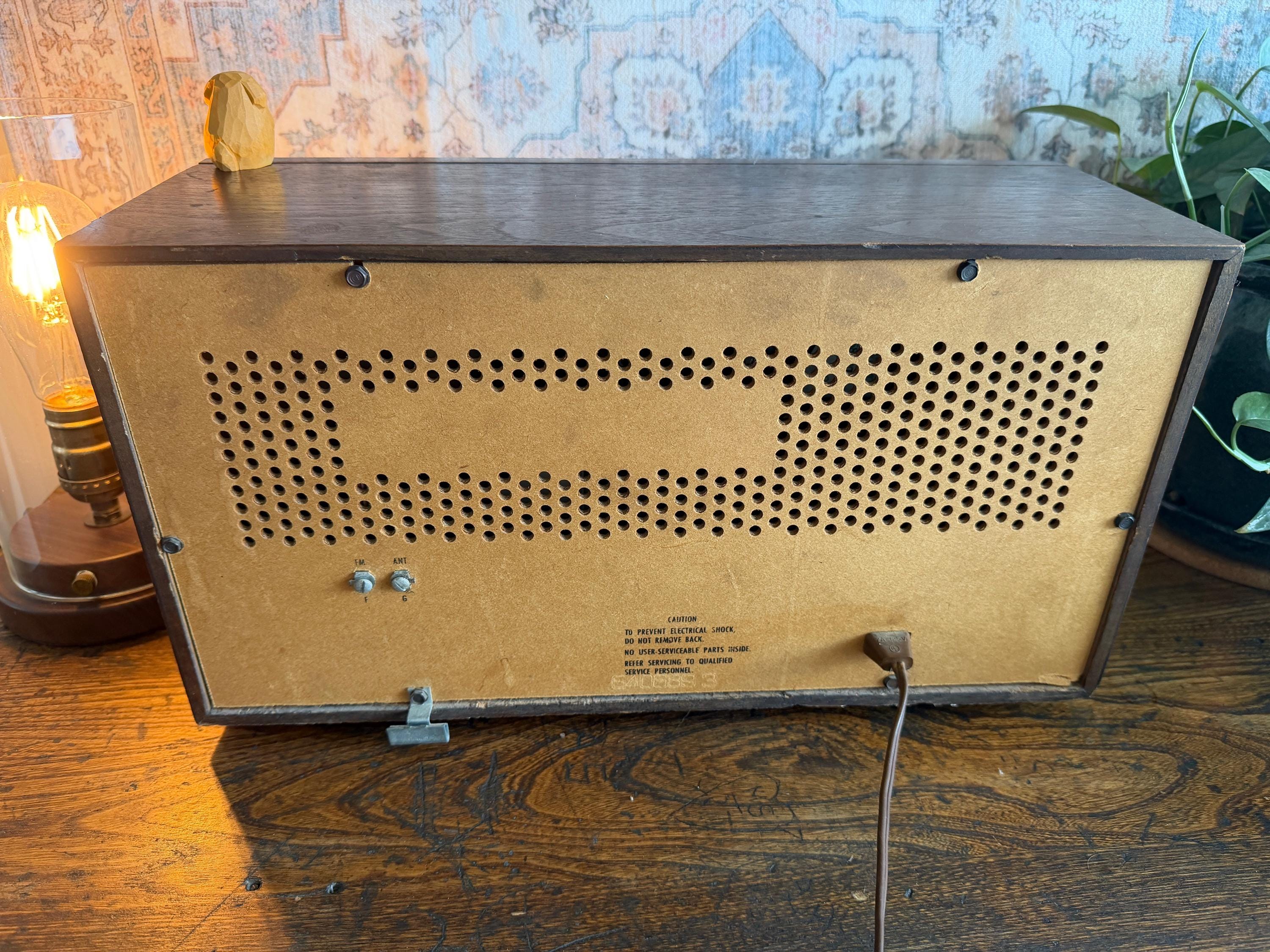 Magnavox Model 1FM056 AM/FM Tabletop Radio | 1967