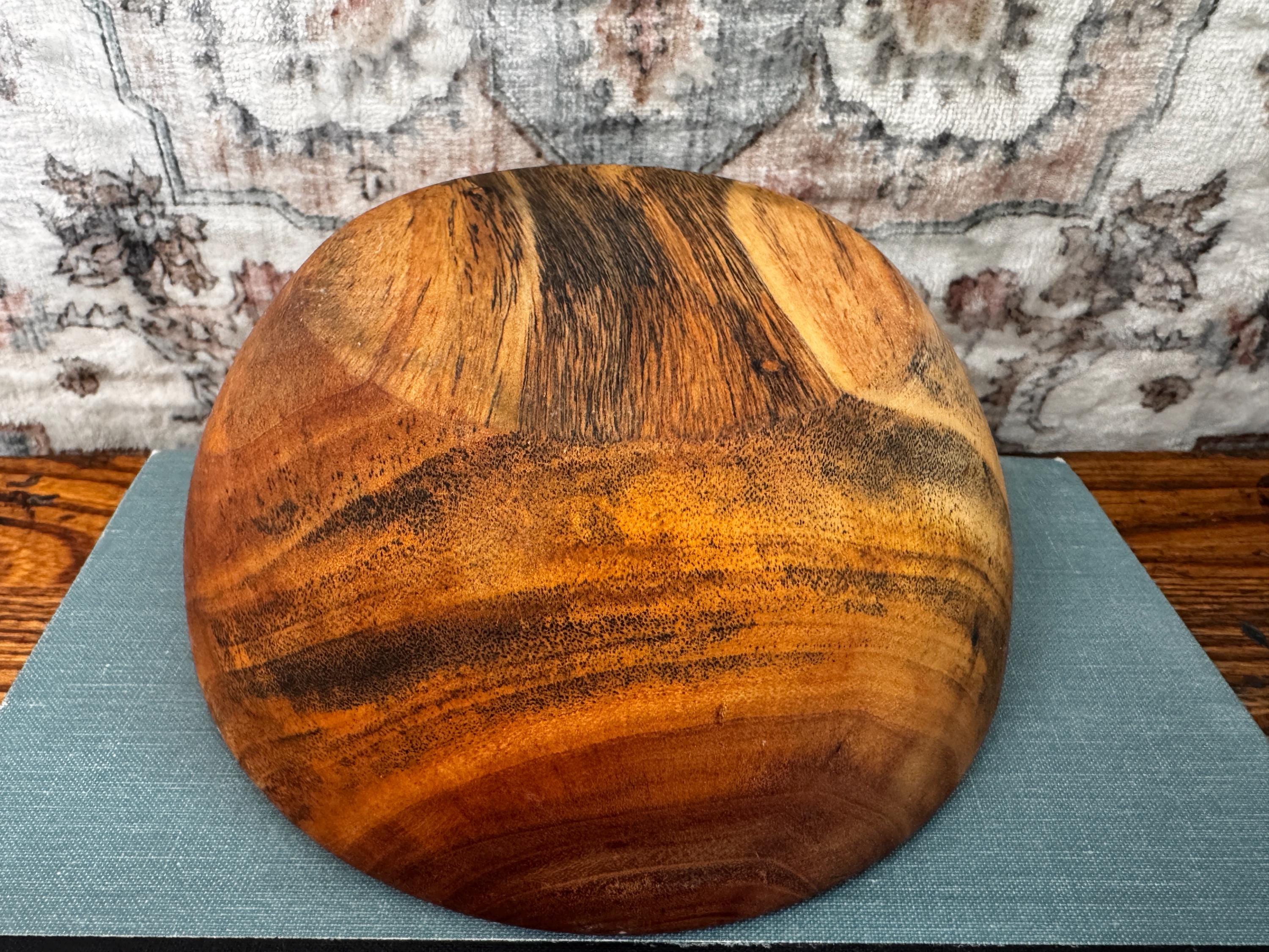 Handcrafted Wooden Bowl with Rich Grain Patterns