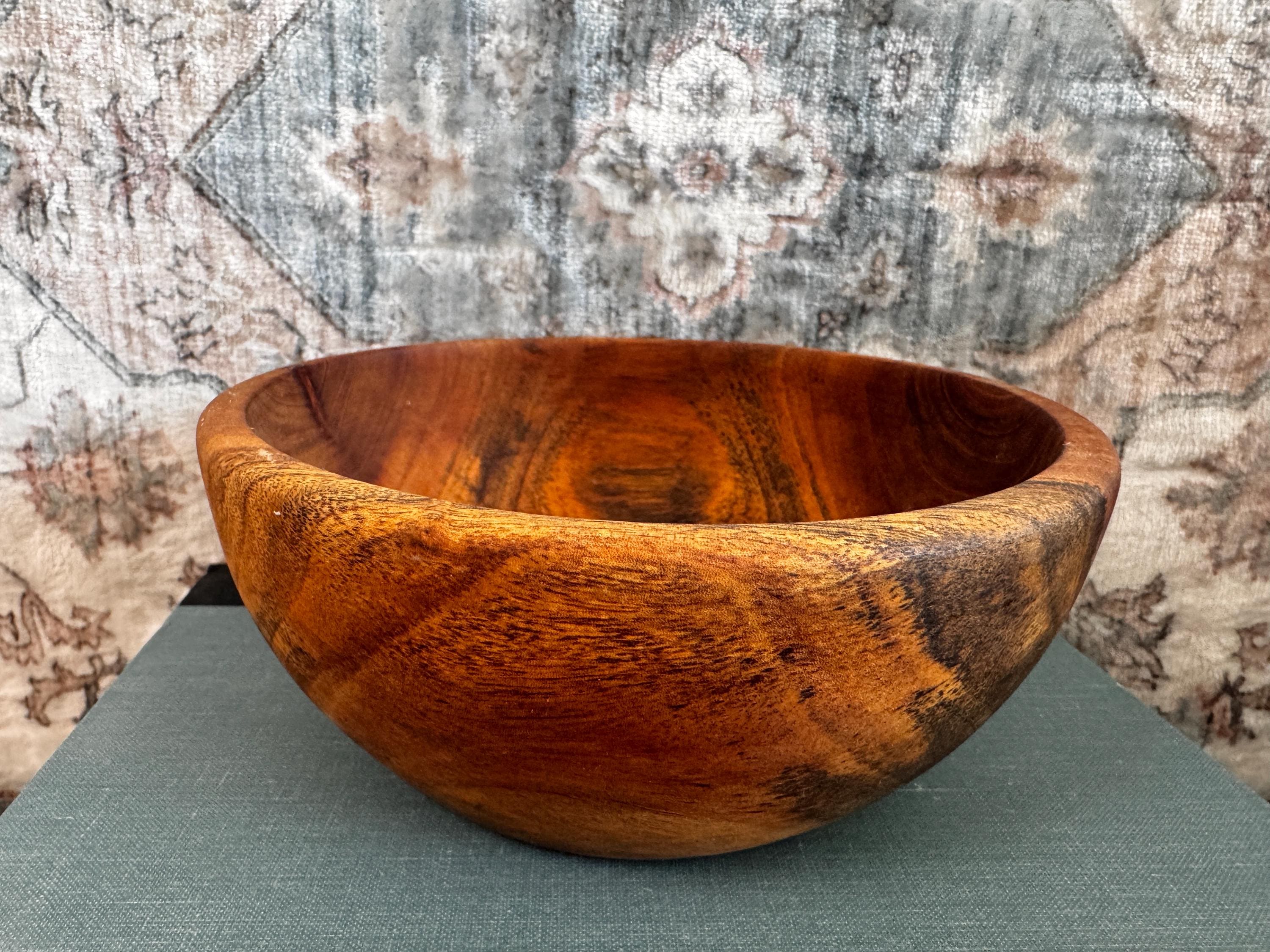 Handcrafted Wooden Bowl with Rich Grain Patterns